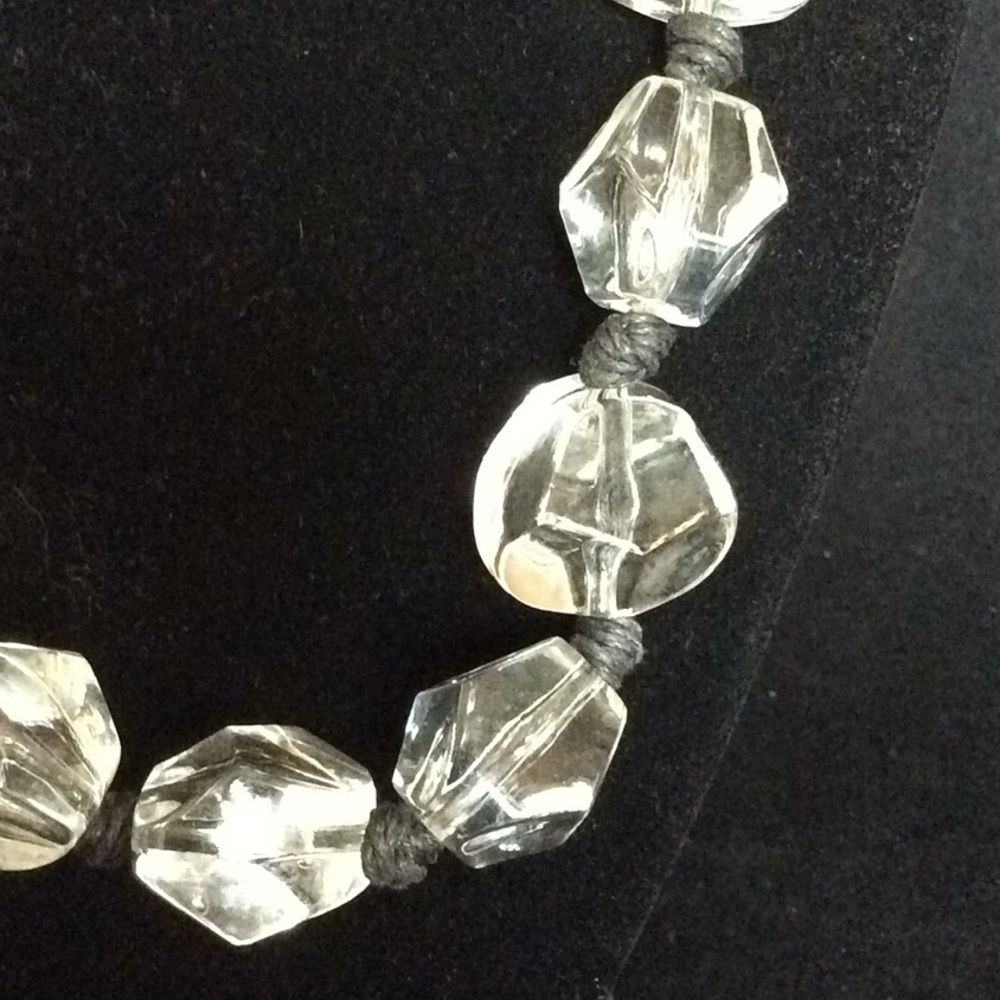 VINTAGE CHUNKY CLEAR LUCITE CHOKER NECKLACE - Picture 3 of 5